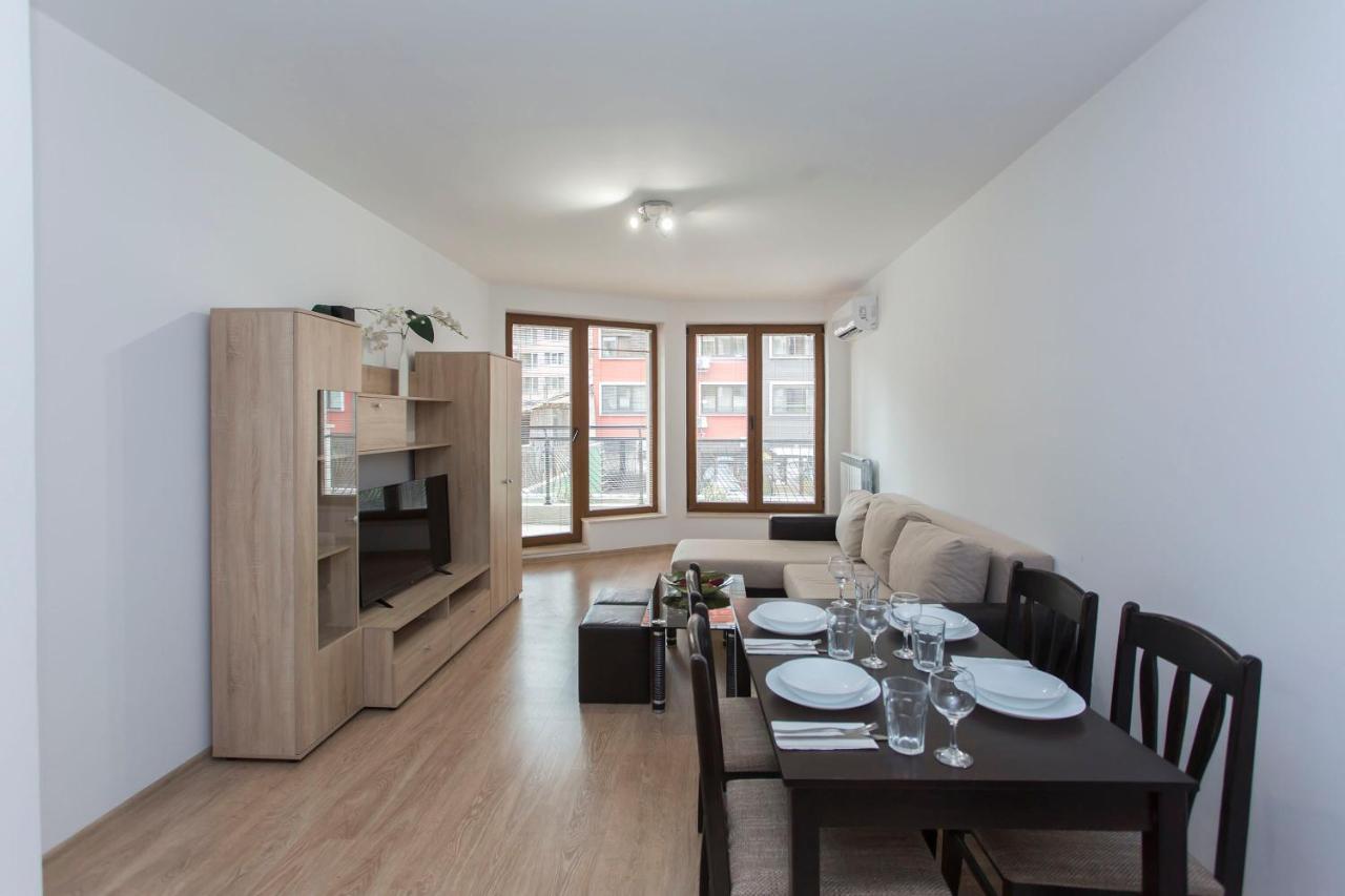 Modern And Bright Near Center - Free Parking *