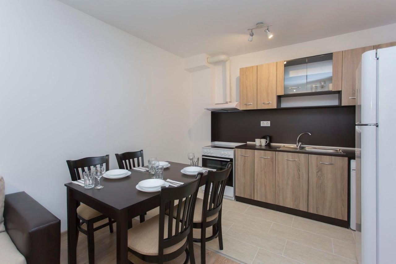 Hotel de apartamente Modern And Bright Near Center - Free Parking *
