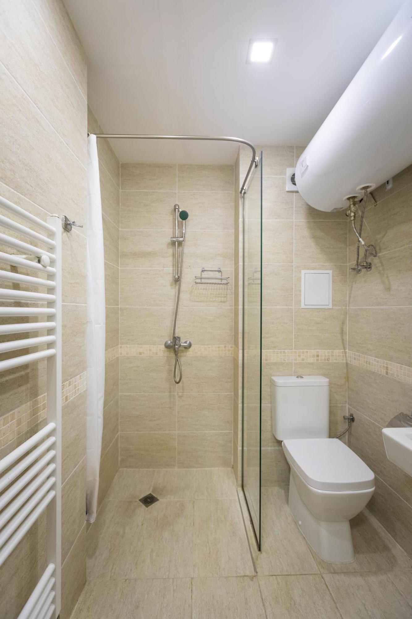 Modern And Bright Near Center - Free Parking Hotel de apartamente