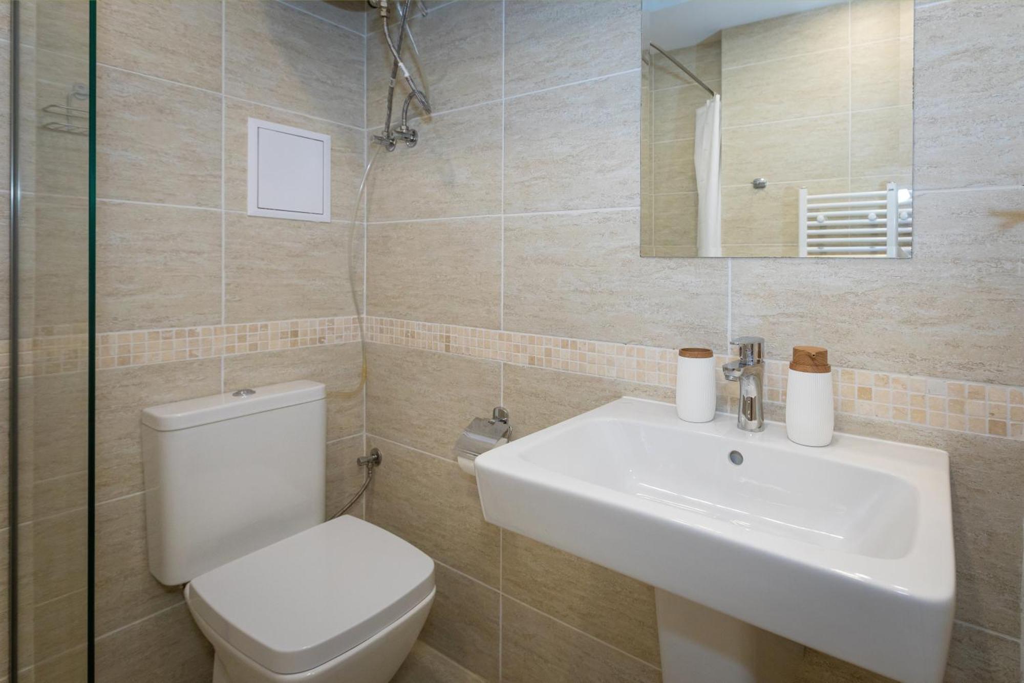 Modern And Bright Near Center - Free Parking Hotel de apartamente