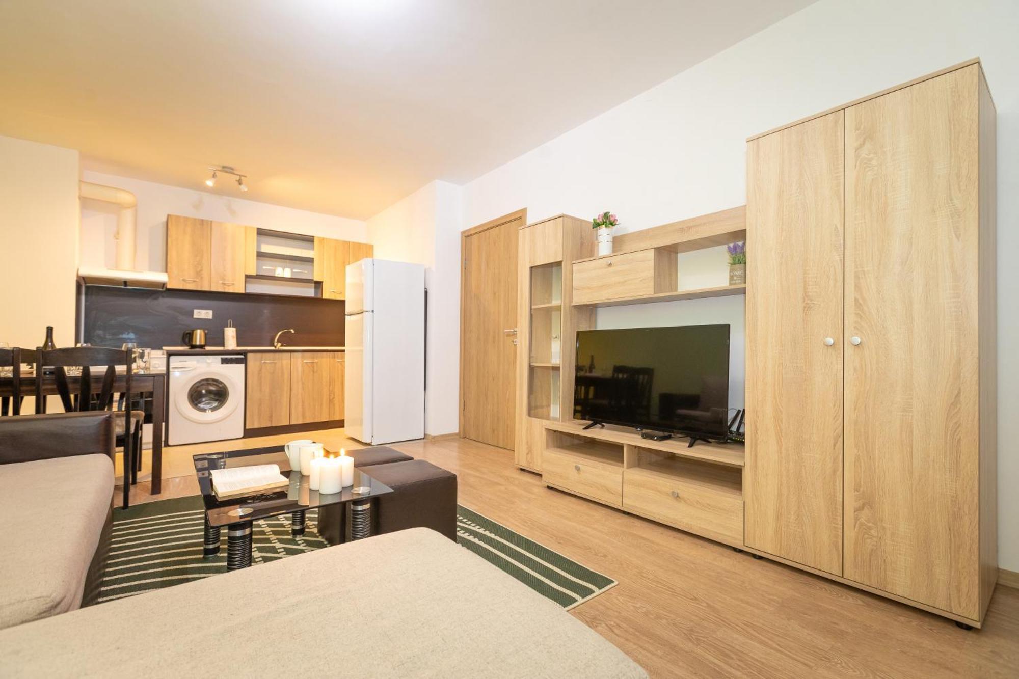 Modern And Bright Near Center - Free Parking *