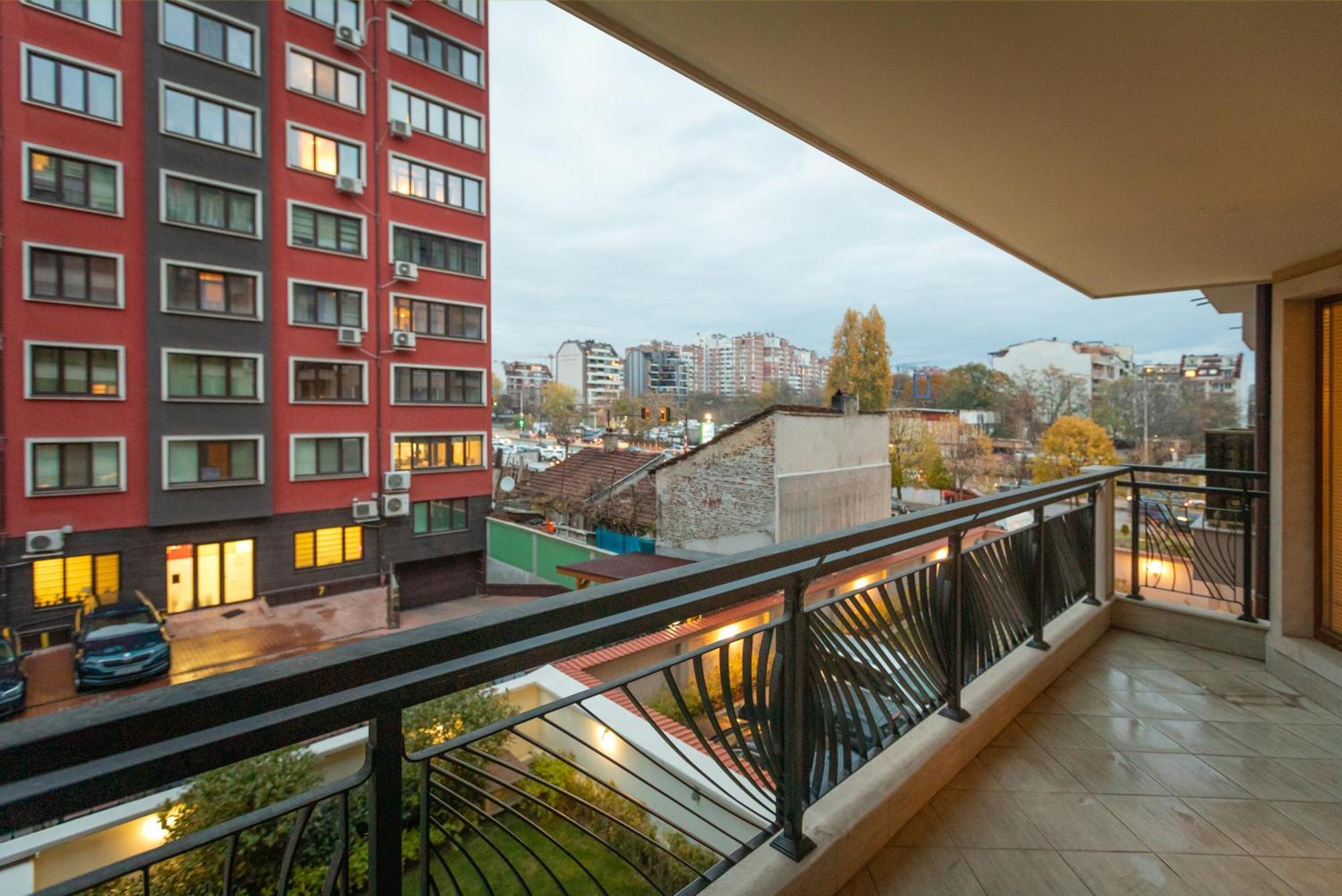 Aparthotel Modern And Bright Near Center - Free Parking