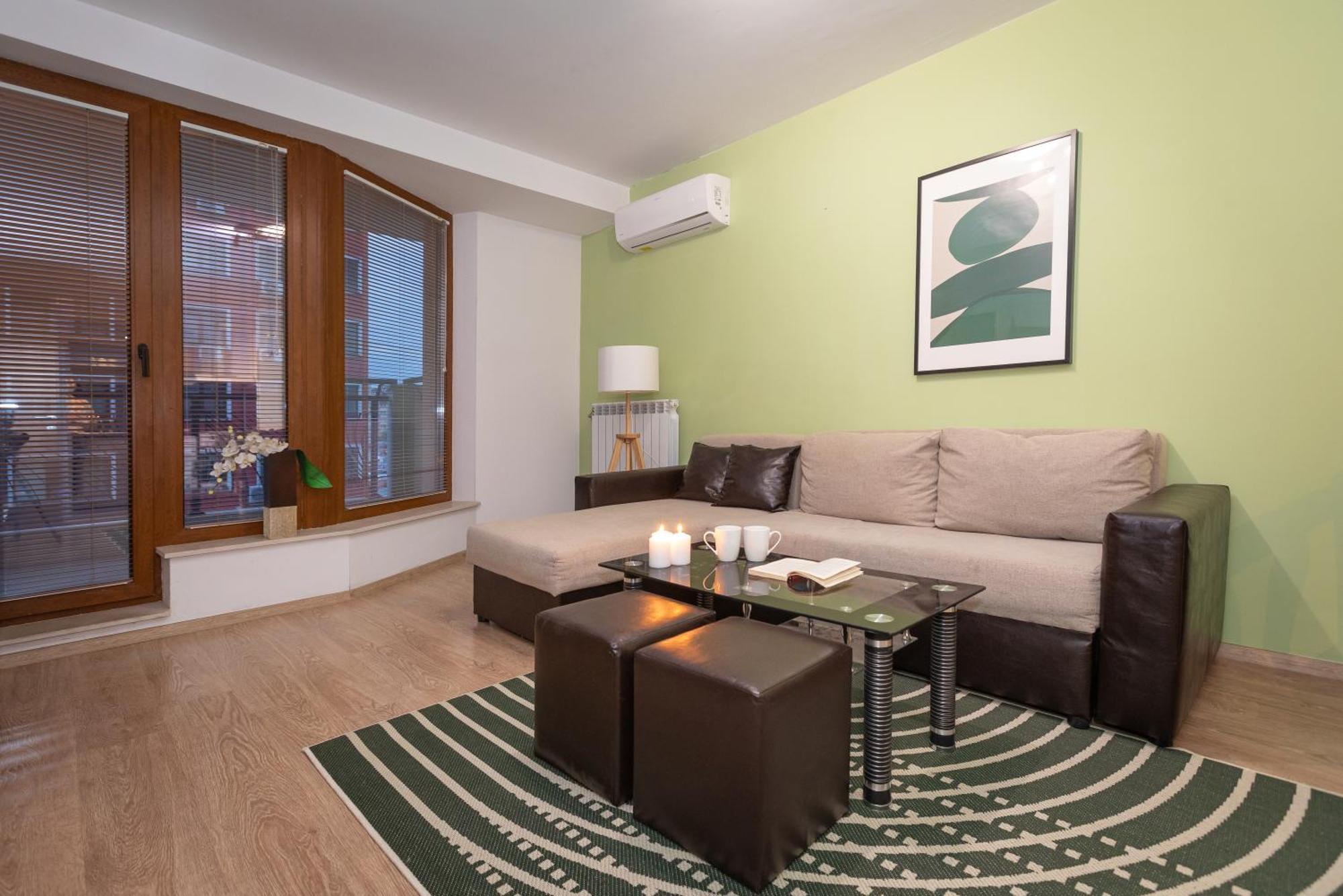 Modern And Bright Near Center - Free Parking *